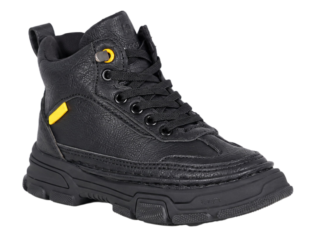 Bota de excursionismo infantil color negro con detalles en amarillo y suela gruesa.