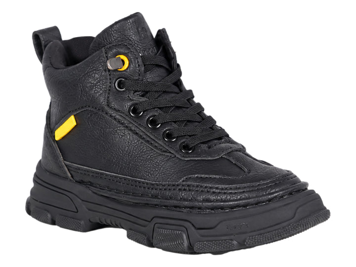Bota de excursionismo infantil color negro con detalles en amarillo y suela gruesa.