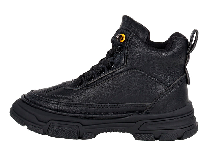 Bota de excursionismo infantil color negro con detalles en amarillo y suela gruesa.