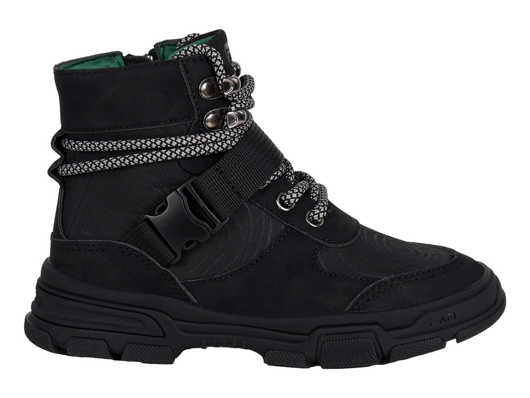 Bota de excursionismo color negro para niño con cordones blancos y grises y suela robusta.