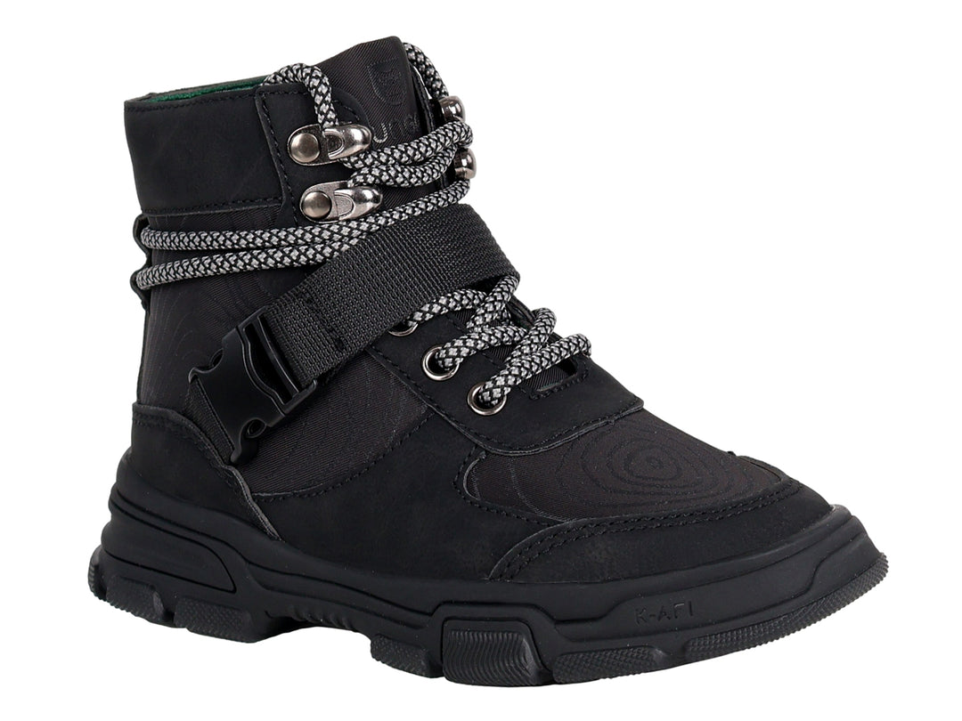 Bota de excursionismo color negro para niño con cordones blancos y grises y suela robusta.