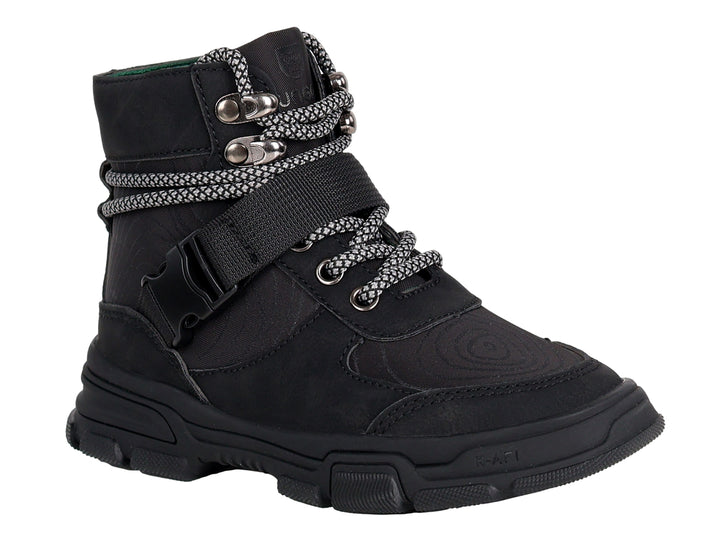 Bota de excursionismo color negro para niño con cordones blancos y grises y suela robusta.