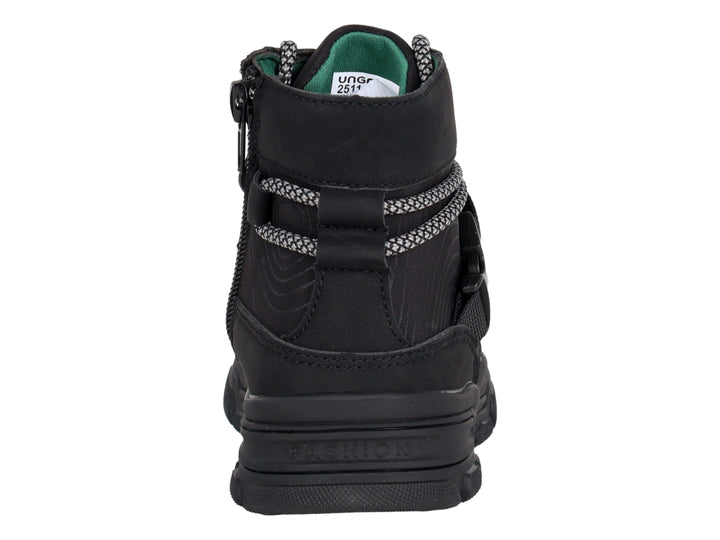 Bota de excursionismo color negro para niño con cordones blancos y grises y suela robusta.