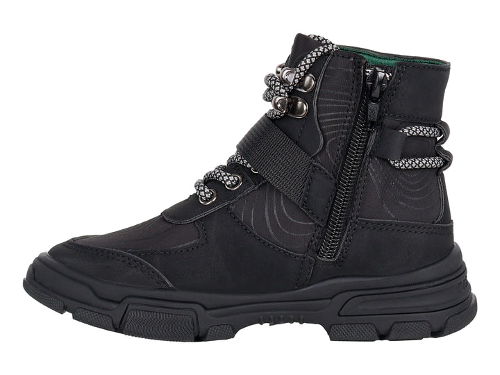 Bota de excursionismo color negro para niño con cordones blancos y grises y suela robusta.
