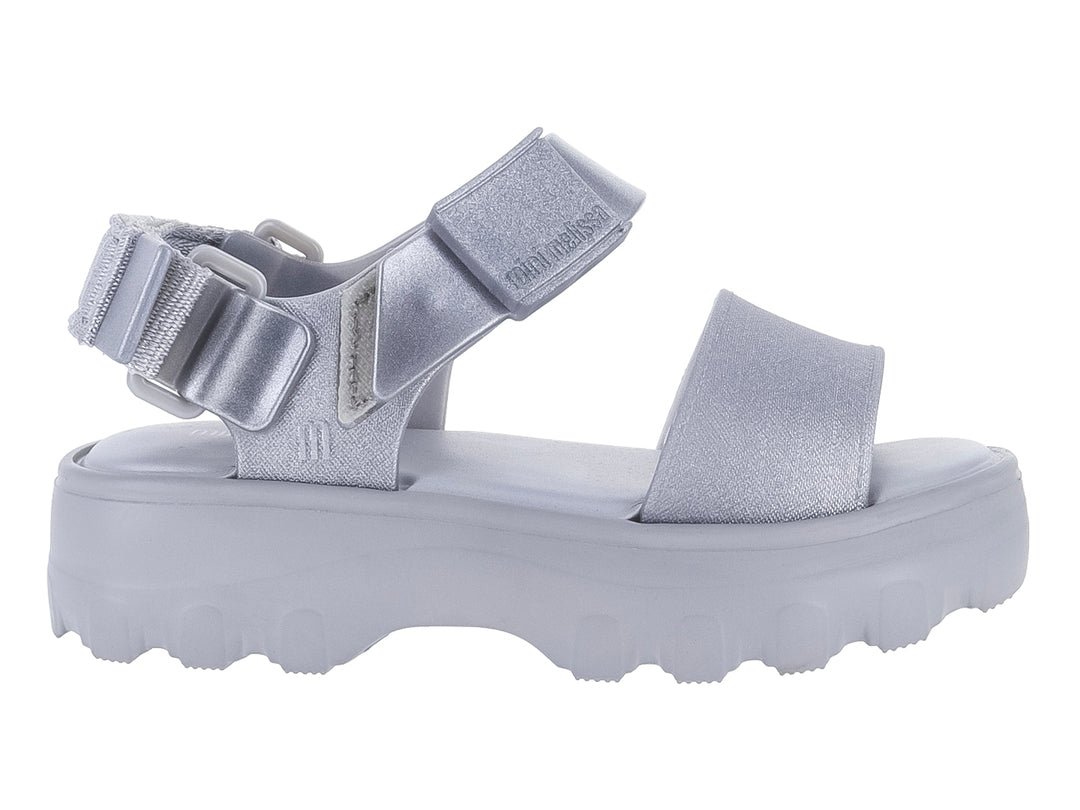 Sandalia infantil Mini Melissa color plata con suela de plataforma gruesa y correas ajustables.