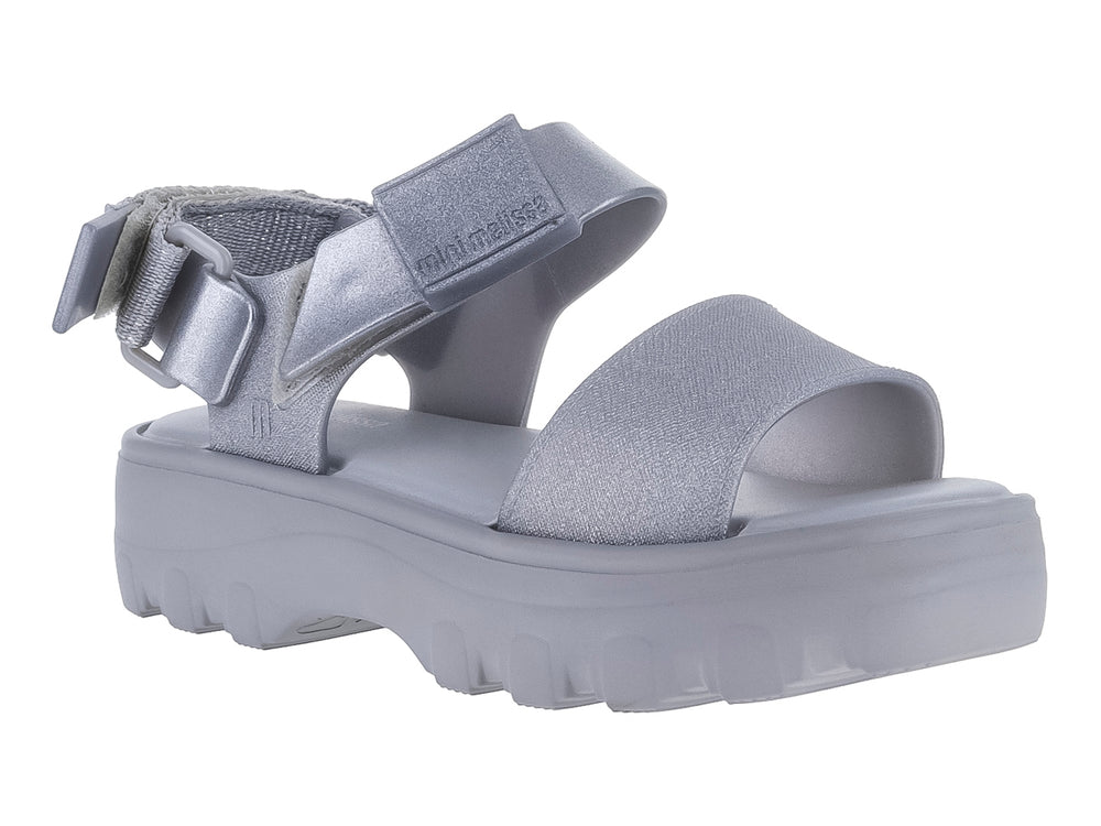 Sandalia infantil Mini Melissa color plata con suela de plataforma gruesa y correas ajustables.