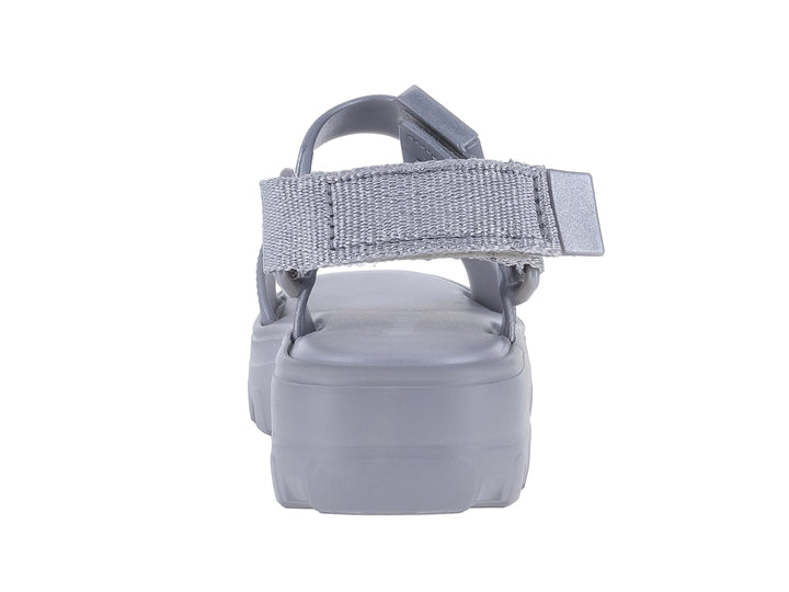 Sandalia infantil Mini Melissa color plata con suela de plataforma gruesa y correas ajustables.