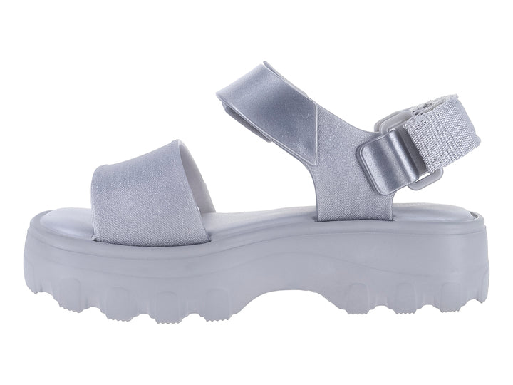 Sandalia infantil Mini Melissa color plata con suela de plataforma gruesa y correas ajustables.
