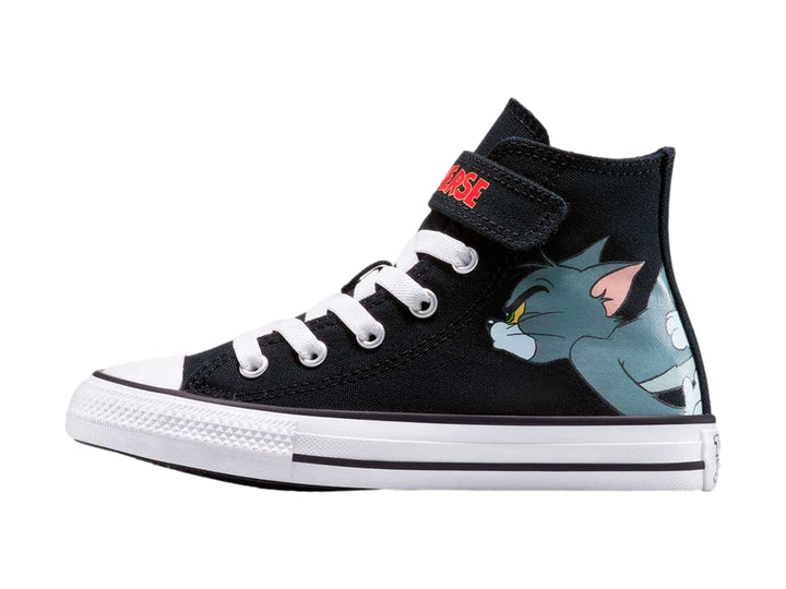 Tenis Converse Chuck Taylor All Star Hi negros para niño con diseño de Tom y Jerry y cierre de velcro.