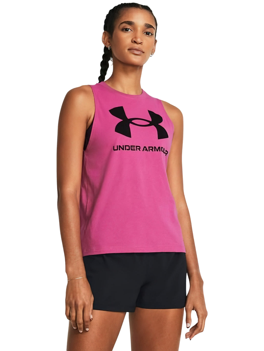 Mujer vistiendo una camiseta deportiva rosa sin mangas de Under Armour con logo negro frontal.