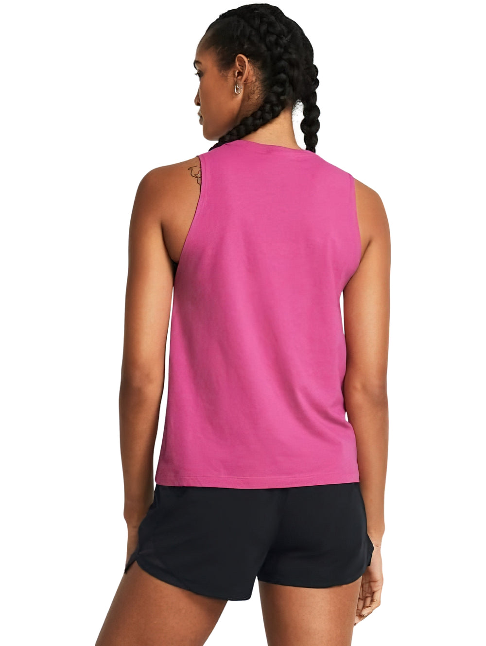 Mujer vistiendo una camiseta deportiva rosa sin mangas de Under Armour con logo negro frontal.
