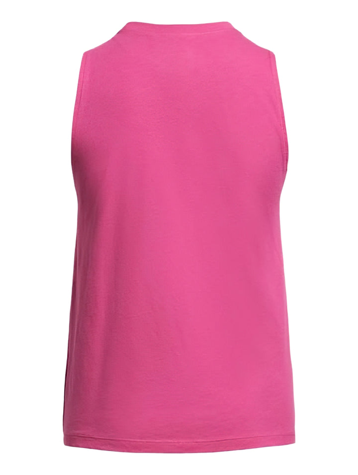 Mujer vistiendo una camiseta deportiva rosa sin mangas de Under Armour con logo negro frontal.