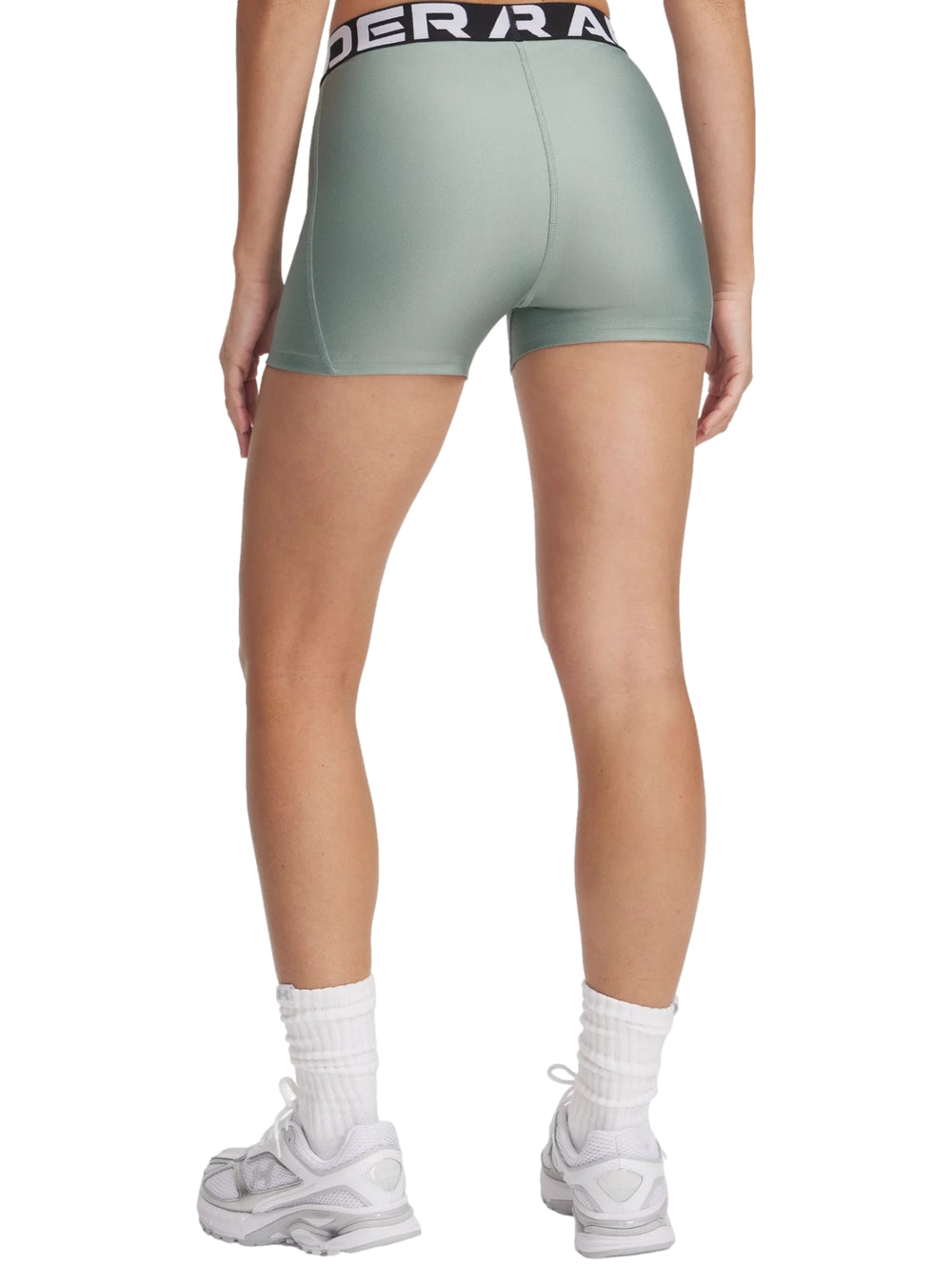 Shorts deportivos ajustados de color verde marca Under Armour para mujer.