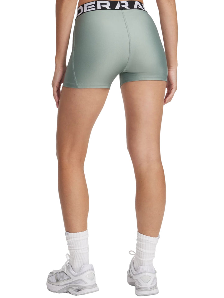 Shorts deportivos ajustados de color verde marca Under Armour para mujer.