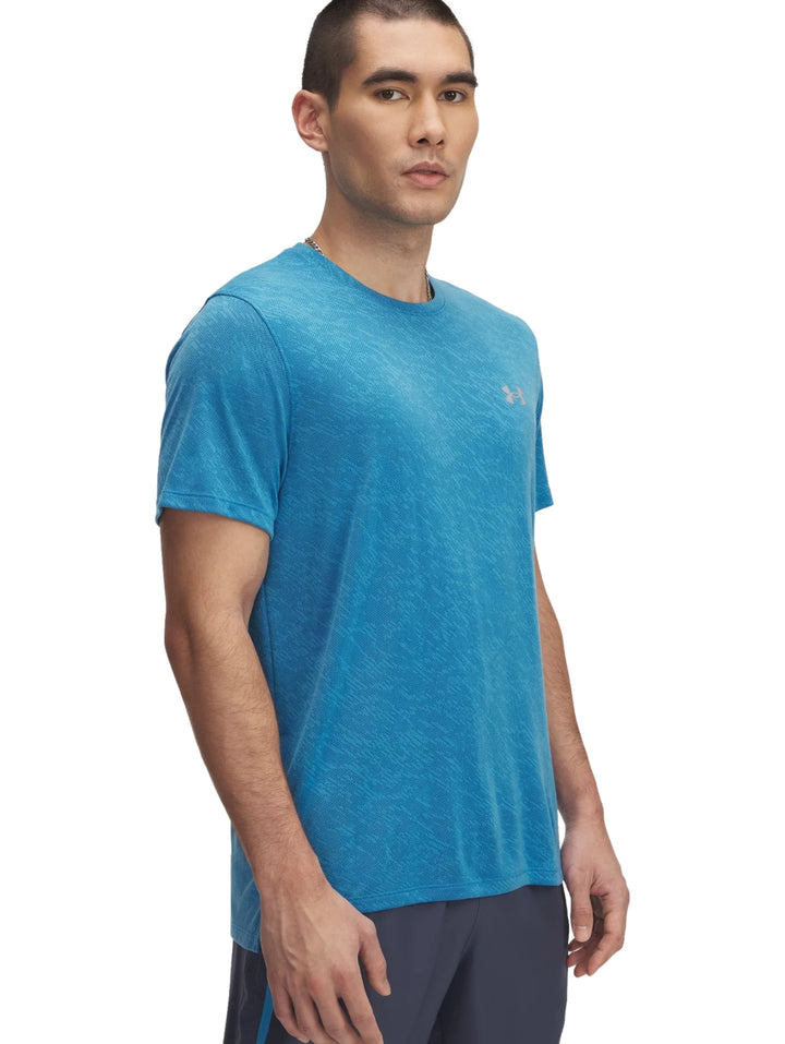 Hombre vistiendo una camiseta deportiva de manga corta color azul de la marca Under Armour.