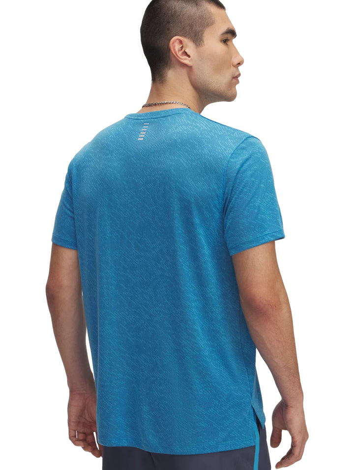 Hombre vistiendo una camiseta deportiva de manga corta color azul de la marca Under Armour.