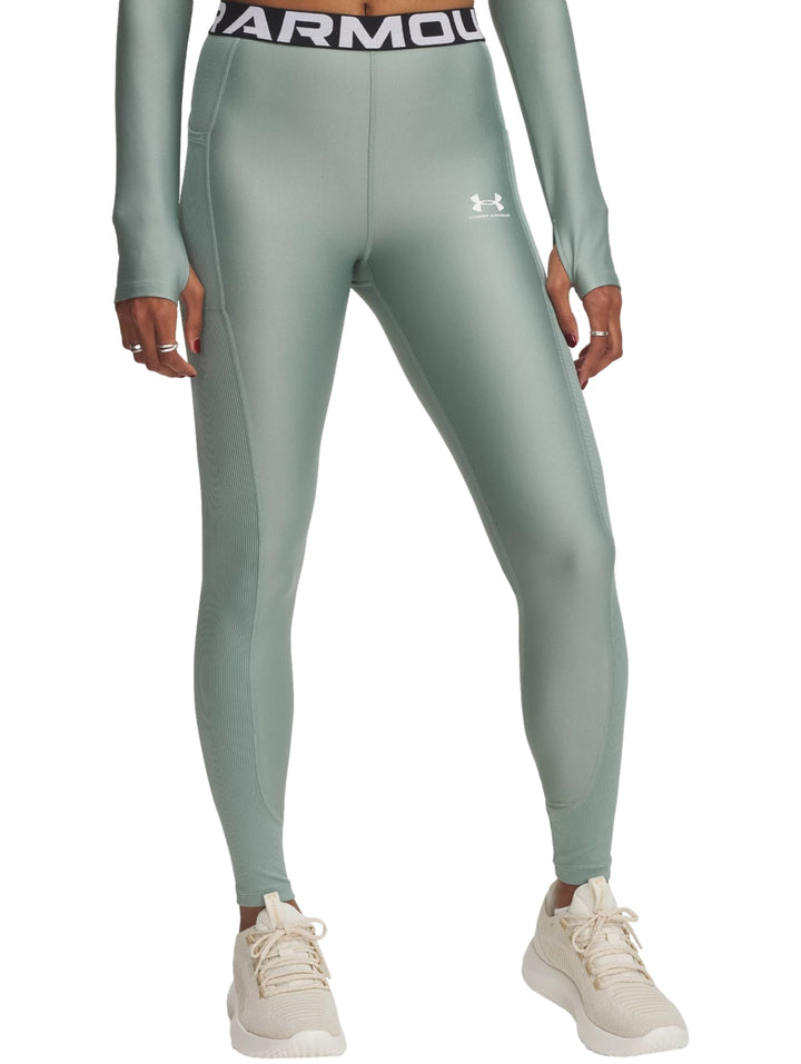 Leggings deportivos Under Armour en color verde con cinta elástica negra y blanca en la cintura.