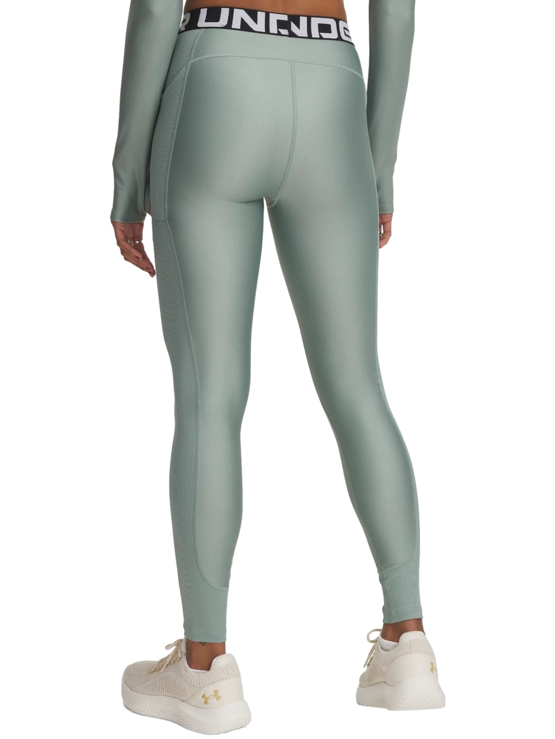 Leggings deportivos Under Armour en color verde con cinta elástica negra y blanca en la cintura.