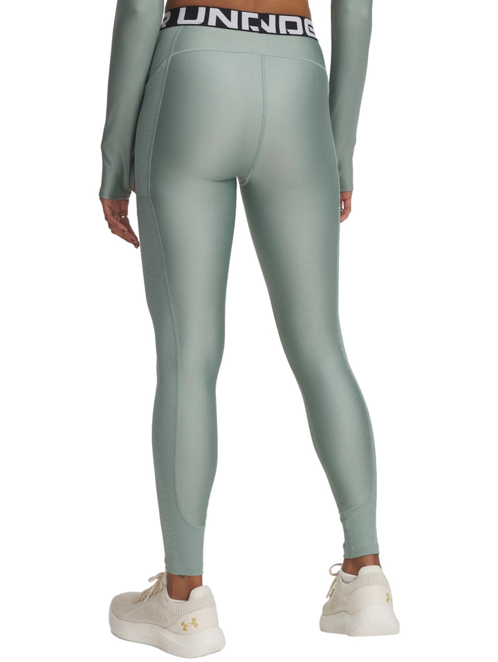 Leggings deportivos Under Armour en color verde con cinta elástica negra y blanca en la cintura.