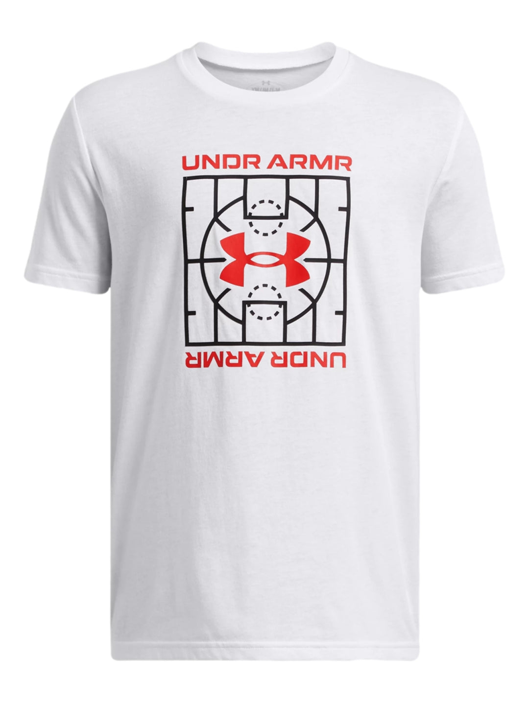 Camiseta blanca de manga corta con estampado frontal de una cancha de basquetbol en colores rojo y negro.