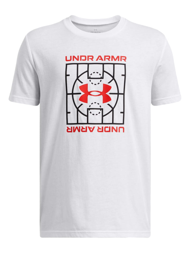Camiseta blanca de manga corta con estampado frontal de una cancha de basquetbol en colores rojo y negro.