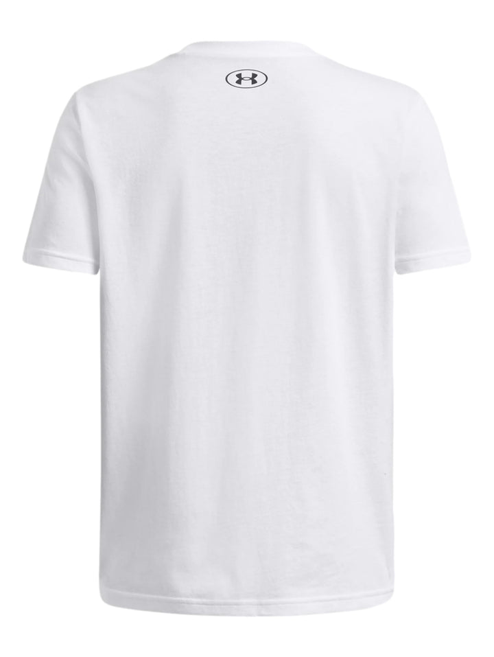 Camiseta blanca de manga corta con estampado frontal de una cancha de basquetbol en colores rojo y negro.
