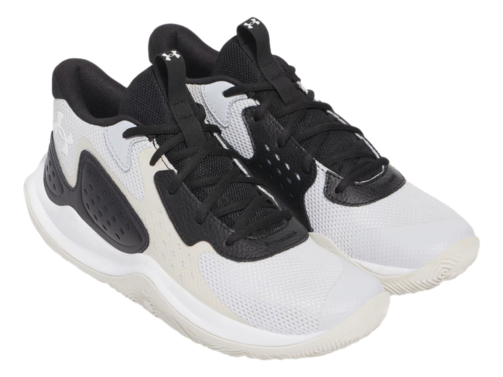 Tenis de baloncesto Under Armour color blanco con detalles en negro y suela blanca.