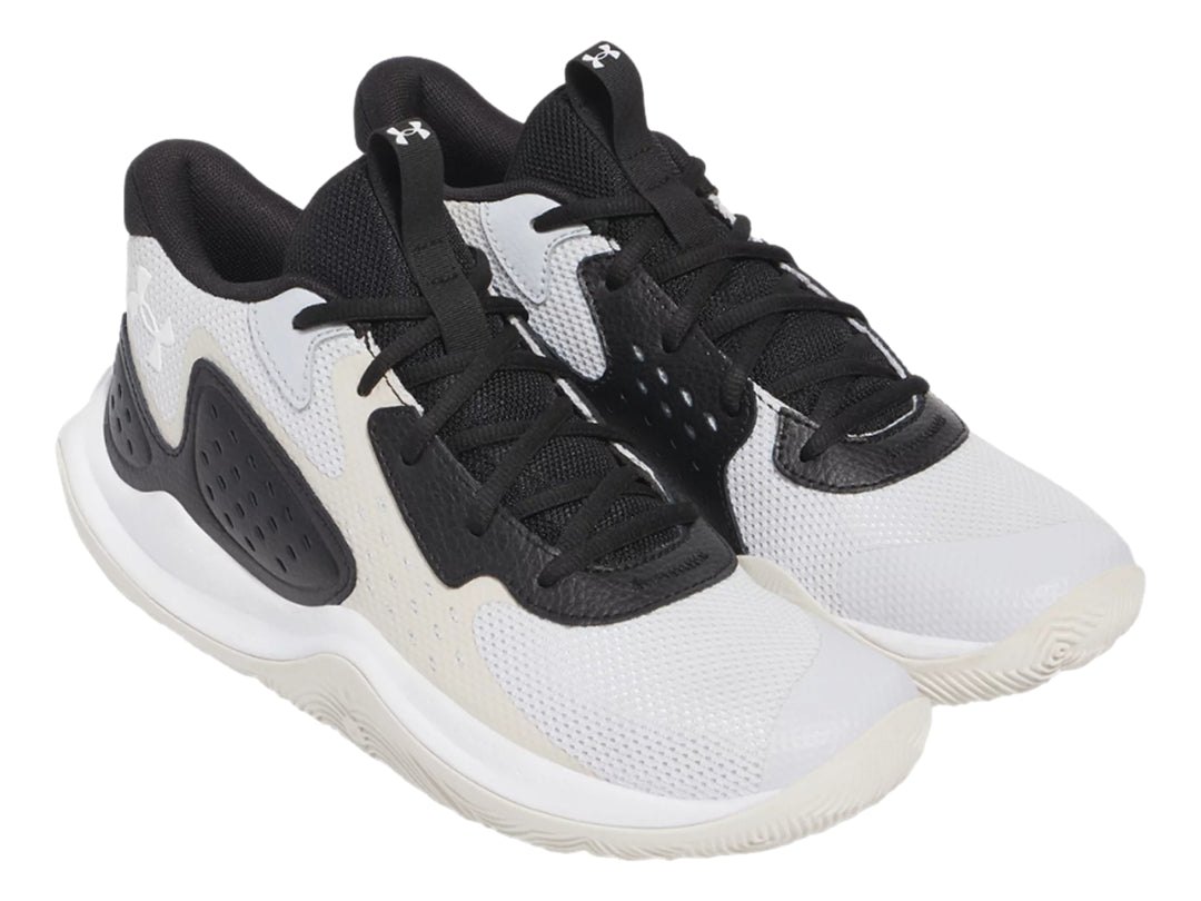 Tenis de baloncesto Under Armour color blanco con detalles en negro y suela blanca.