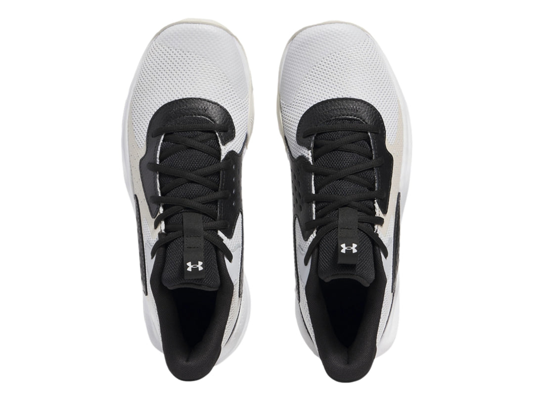 Tenis de baloncesto Under Armour color blanco con detalles en negro y suela blanca.