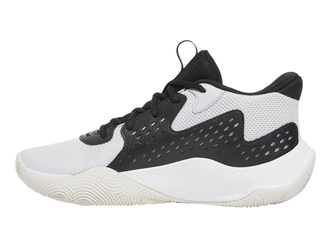 Tenis de baloncesto Under Armour color blanco con detalles en negro y suela blanca.