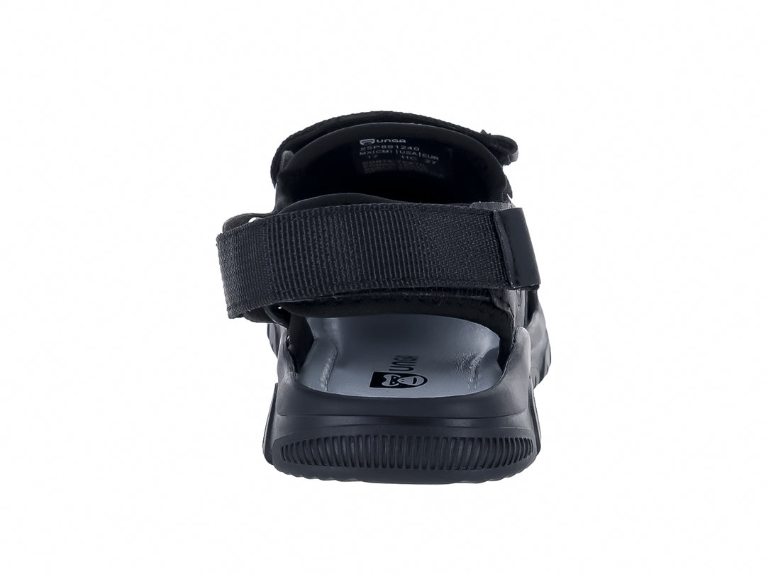 Sandalia deportiva de color negro con correas ajustables y punta cerrada.