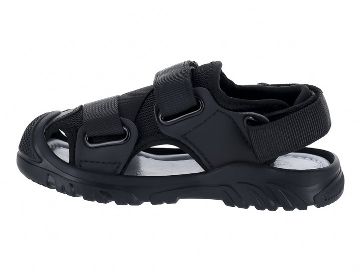 Sandalia deportiva de color negro con correas ajustables y punta cerrada.