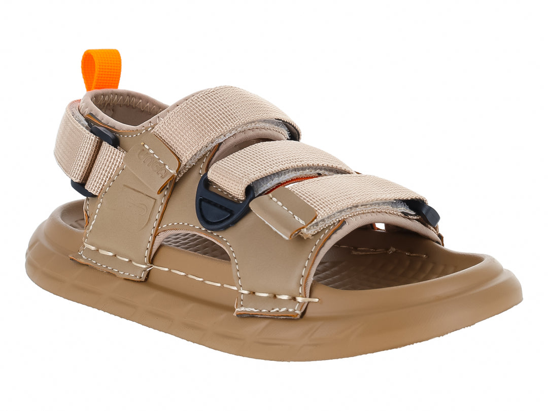 Sandalias color khaki con correas ajustables, detalles en naranja y negro, y suela gruesa sobre fondo blanco.