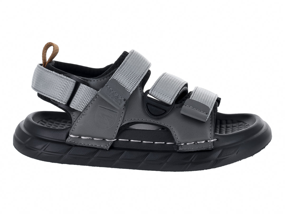 Sandalias color gris con correas ajustables y suela negra.