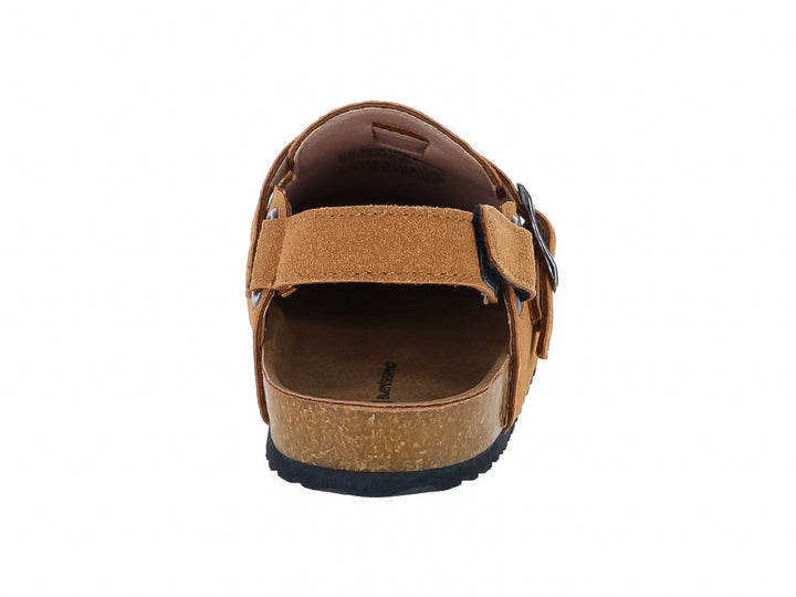 Sandalia formal color camel para niño con hebillas negras y suela dentada.