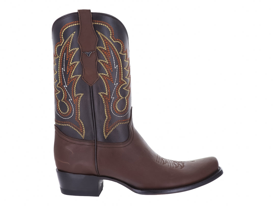 Bota vaquera color café con detalles bordados en el tubo y tacón cuadrado.