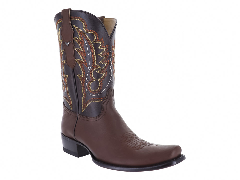 Bota vaquera color café con detalles bordados en el tubo y tacón cuadrado.