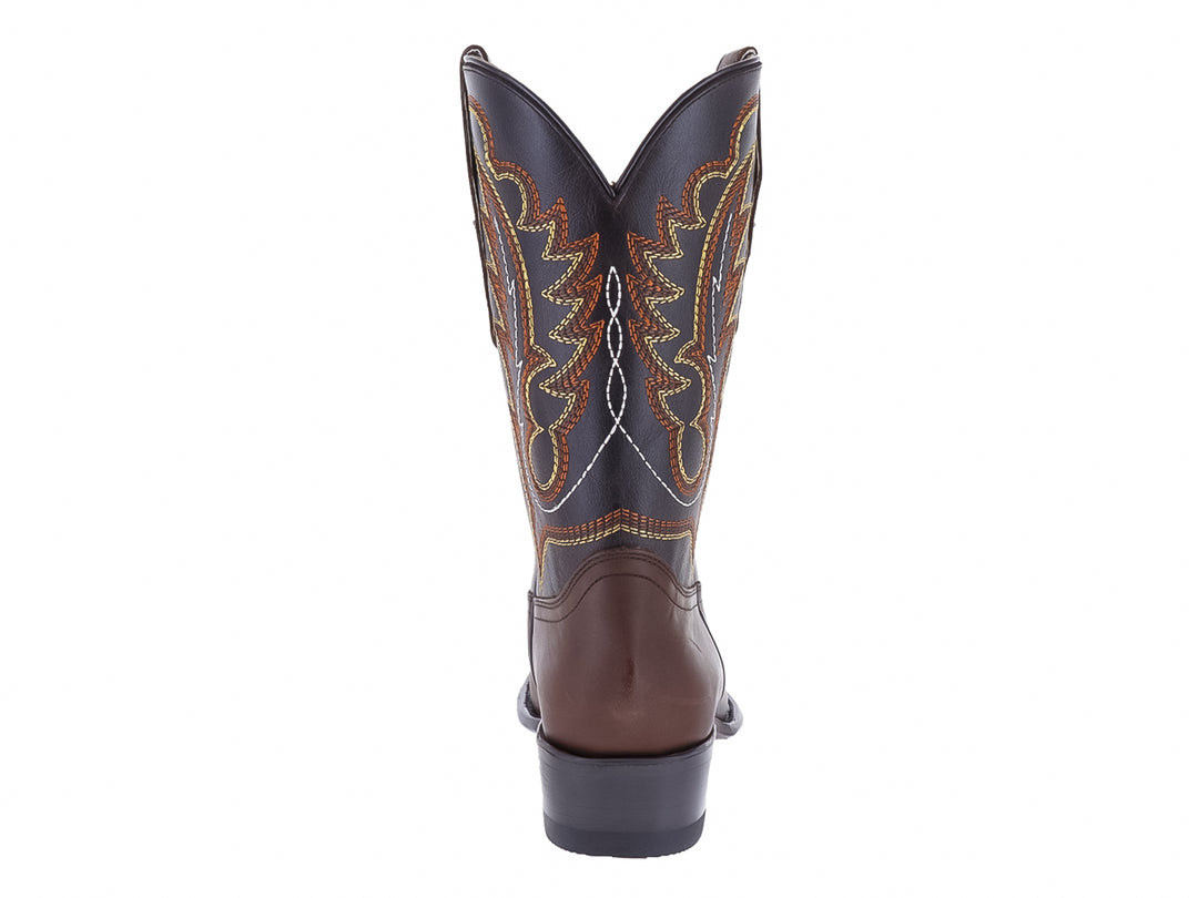 Bota vaquera color café con detalles bordados en el tubo y tacón cuadrado.