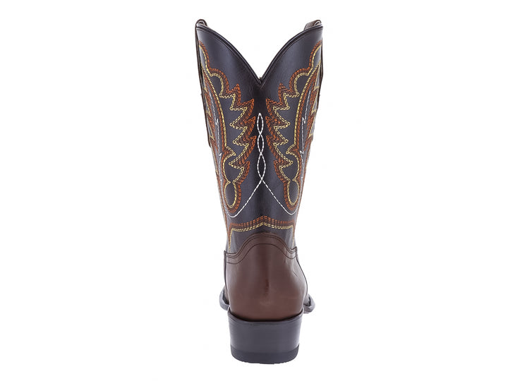 Bota vaquera color café con detalles bordados en el tubo y tacón cuadrado.