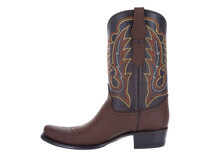 Bota vaquera color café con detalles bordados en el tubo y tacón cuadrado.