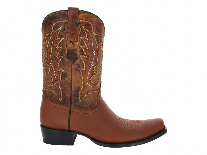 Bota vaquera de cuero color miel con bordados decorativos y suela negra.