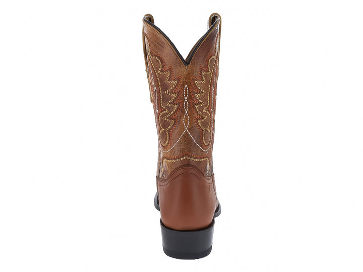 Bota vaquera de cuero color miel con bordados decorativos y suela negra.