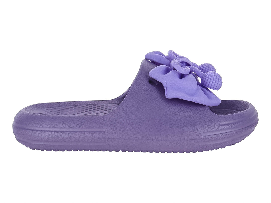 Sandalia deslizable color lila con un moño decorativo en la parte superior.
