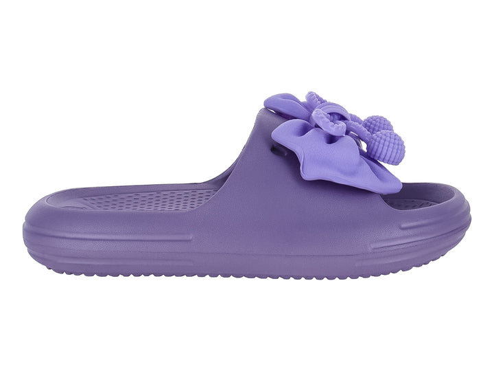 Sandalia deslizable color lila con un moño decorativo en la parte superior.