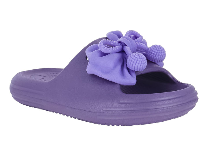 Sandalia deslizable color lila con un moño decorativo en la parte superior.