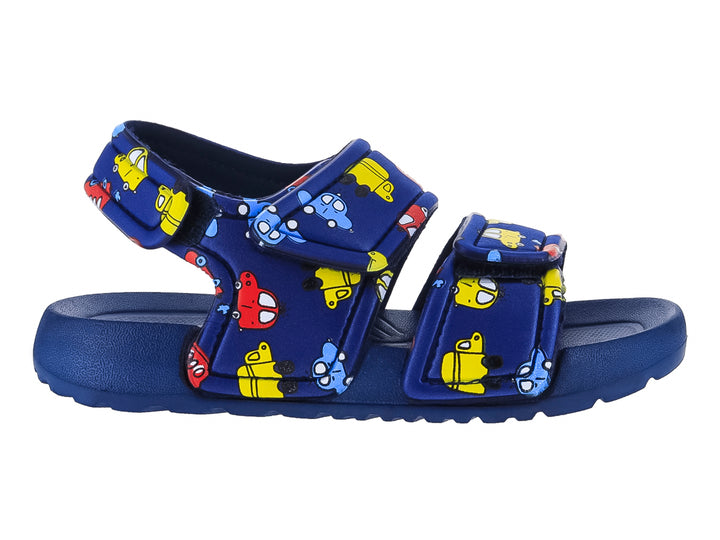 Sandalia infantil color azul marino con estampado de carros coloridos y cierre de velcro.