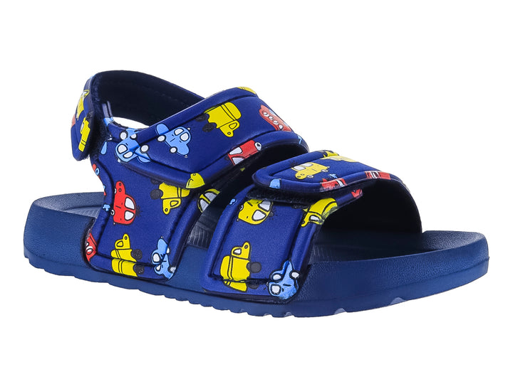 Sandalia infantil color azul marino con estampado de carros coloridos y cierre de velcro.