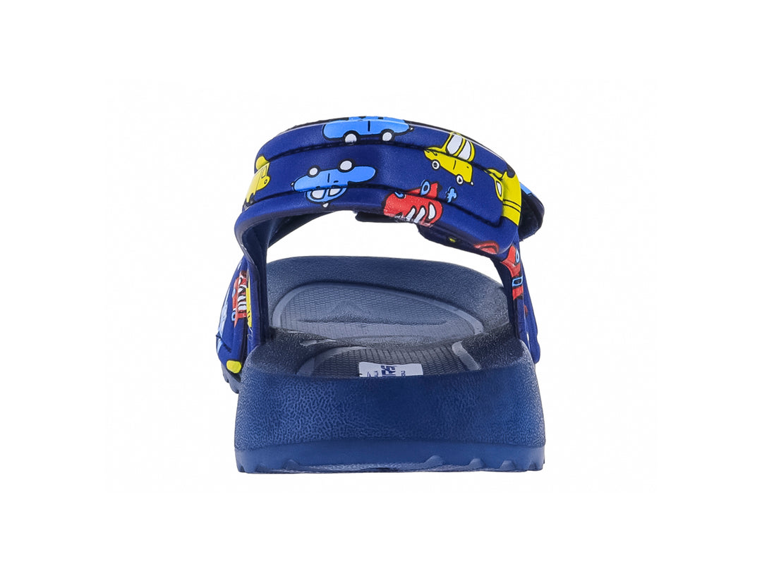 Sandalia infantil color azul marino con estampado de carros coloridos y cierre de velcro.