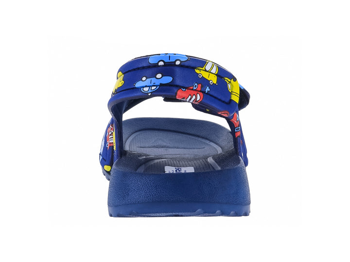 Sandalia infantil color azul marino con estampado de carros coloridos y cierre de velcro.