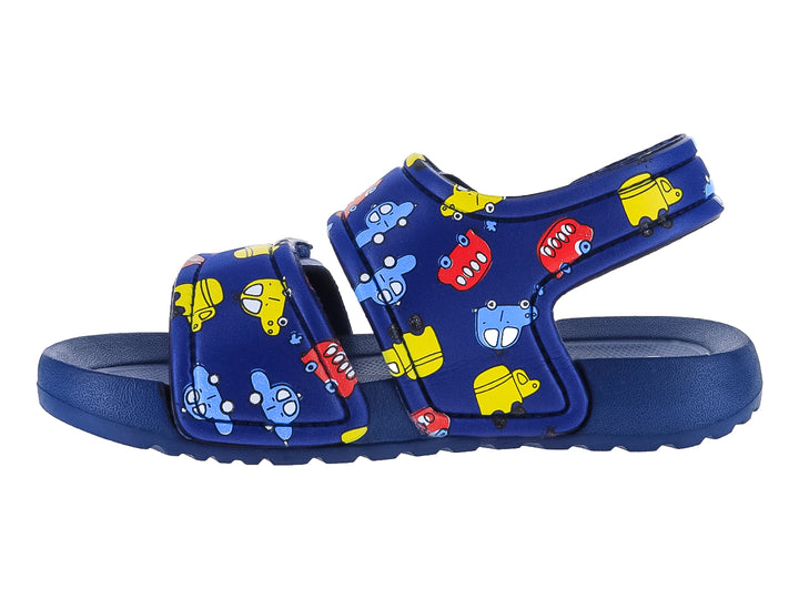 Sandalia infantil color azul marino con estampado de carros coloridos y cierre de velcro.